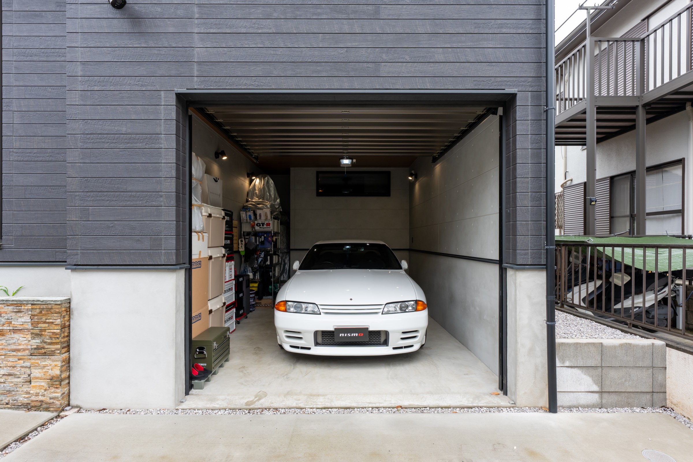愛車を守り、眺めて楽しむビルトインガレージ