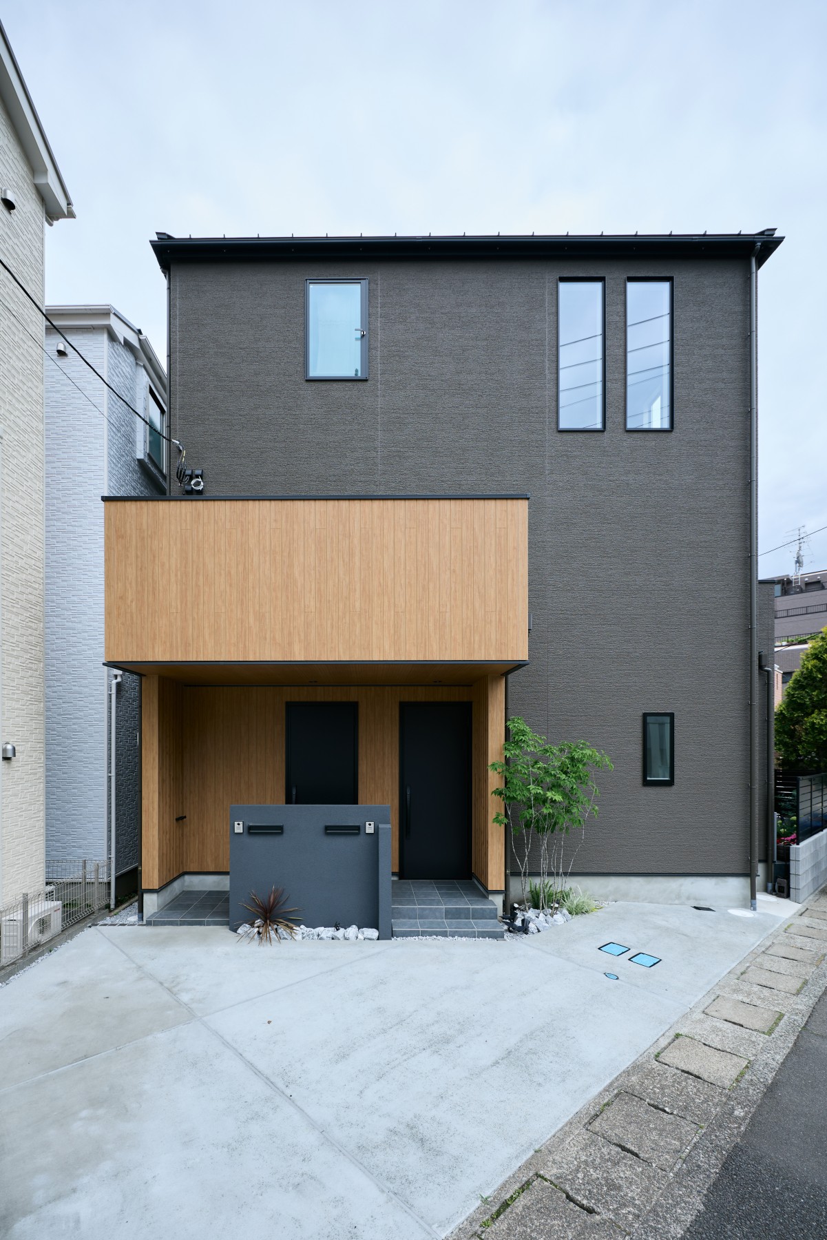 グレーと木目が調和する、スタイリッシュな外観デザイン
