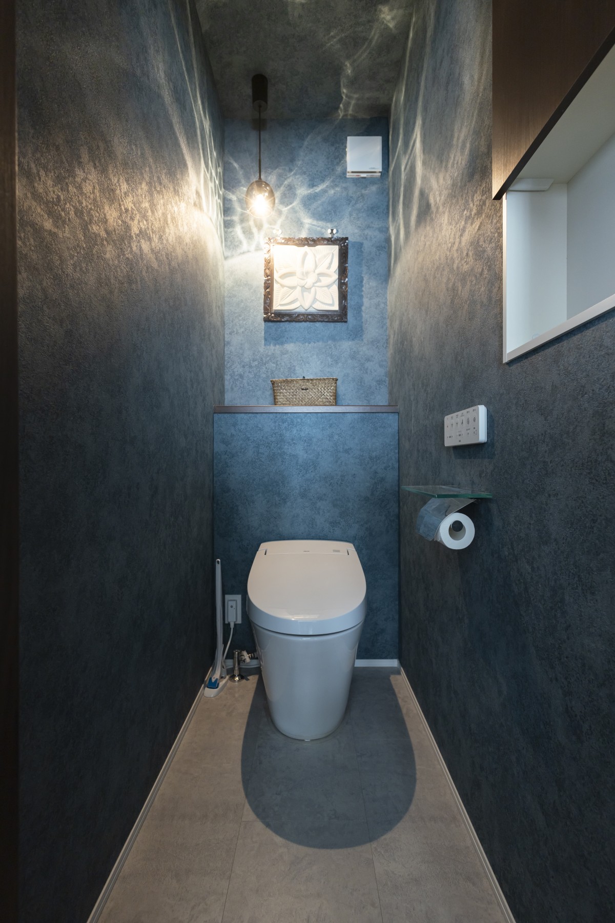光の表情を楽しむトイレ空間