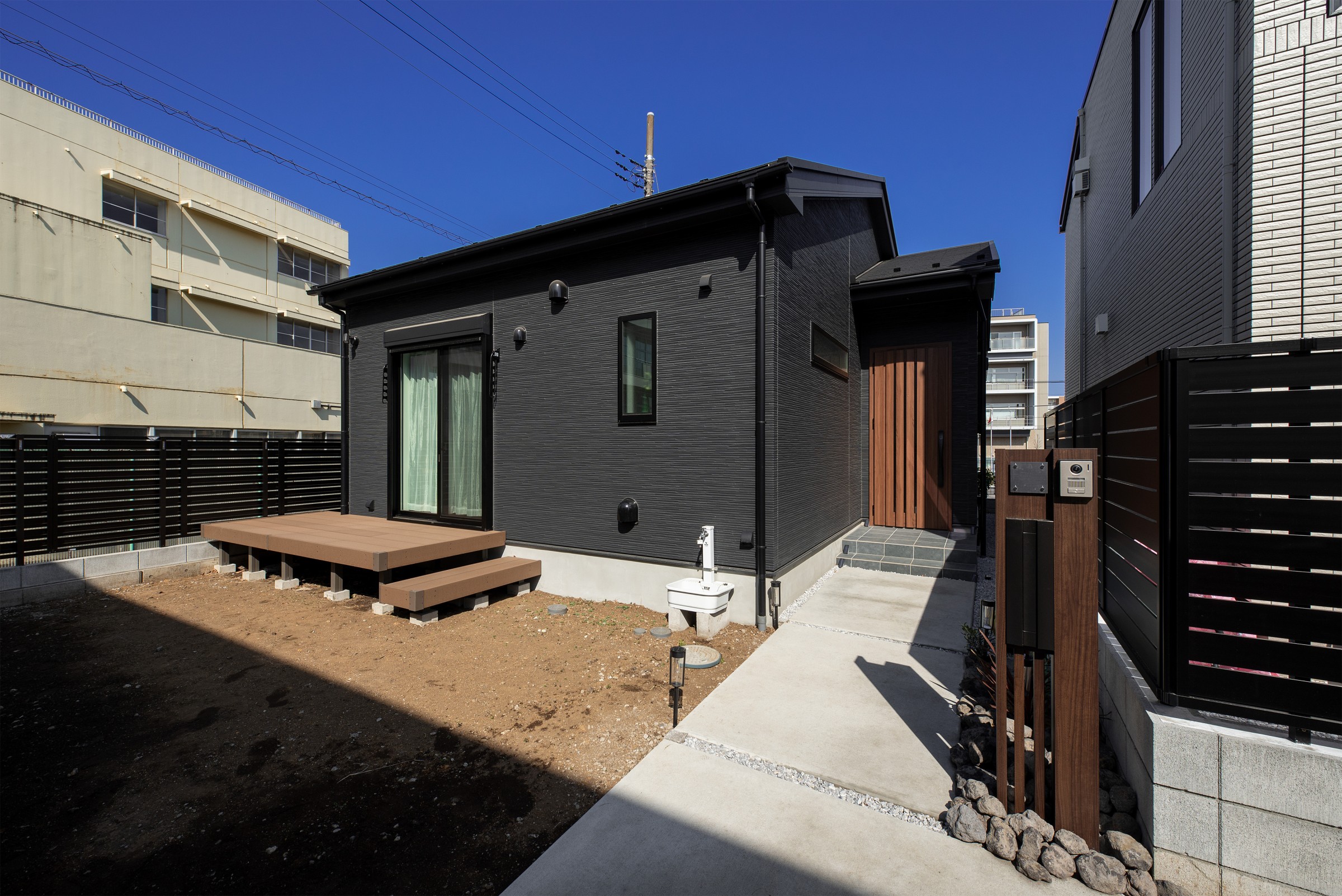 ブラックの外壁が映える、シンプルで整った平屋