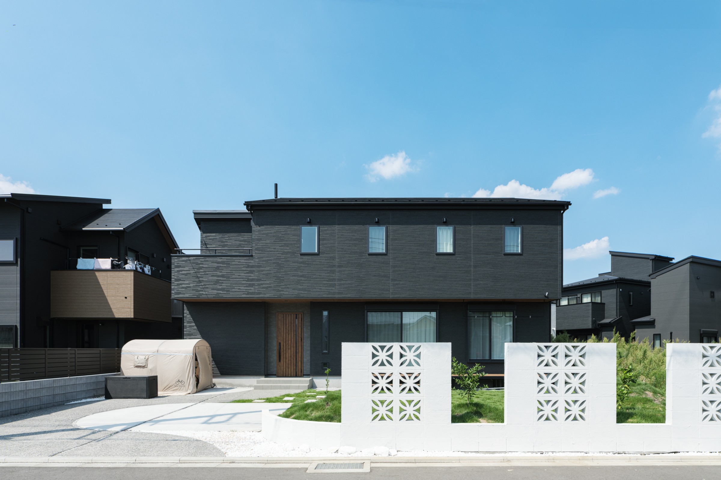 シックな外壁が映える洗練された外観。高断熱・高耐震の長期優良住宅