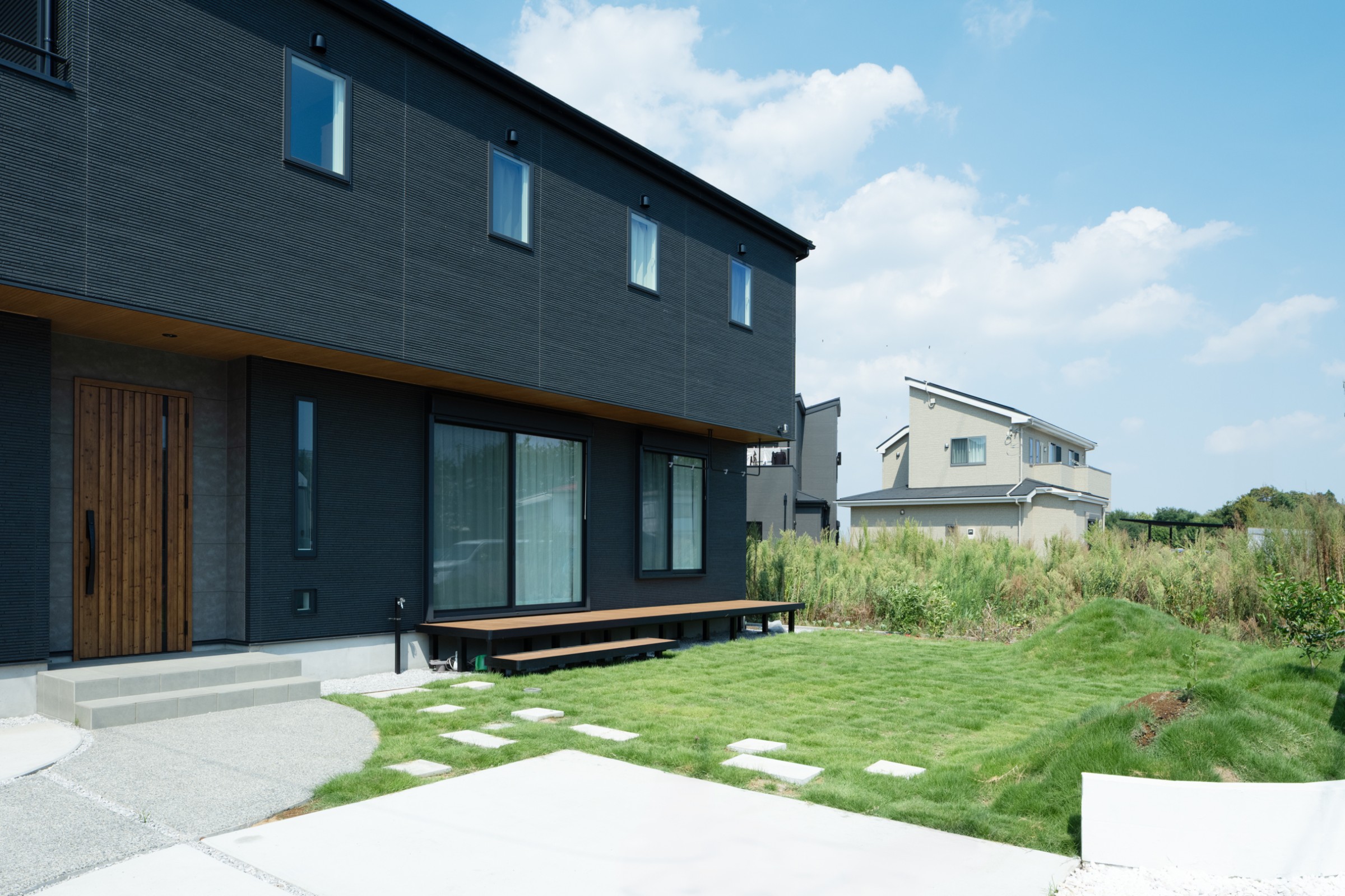 お子さまお気に入りの広々ウッドデッキ