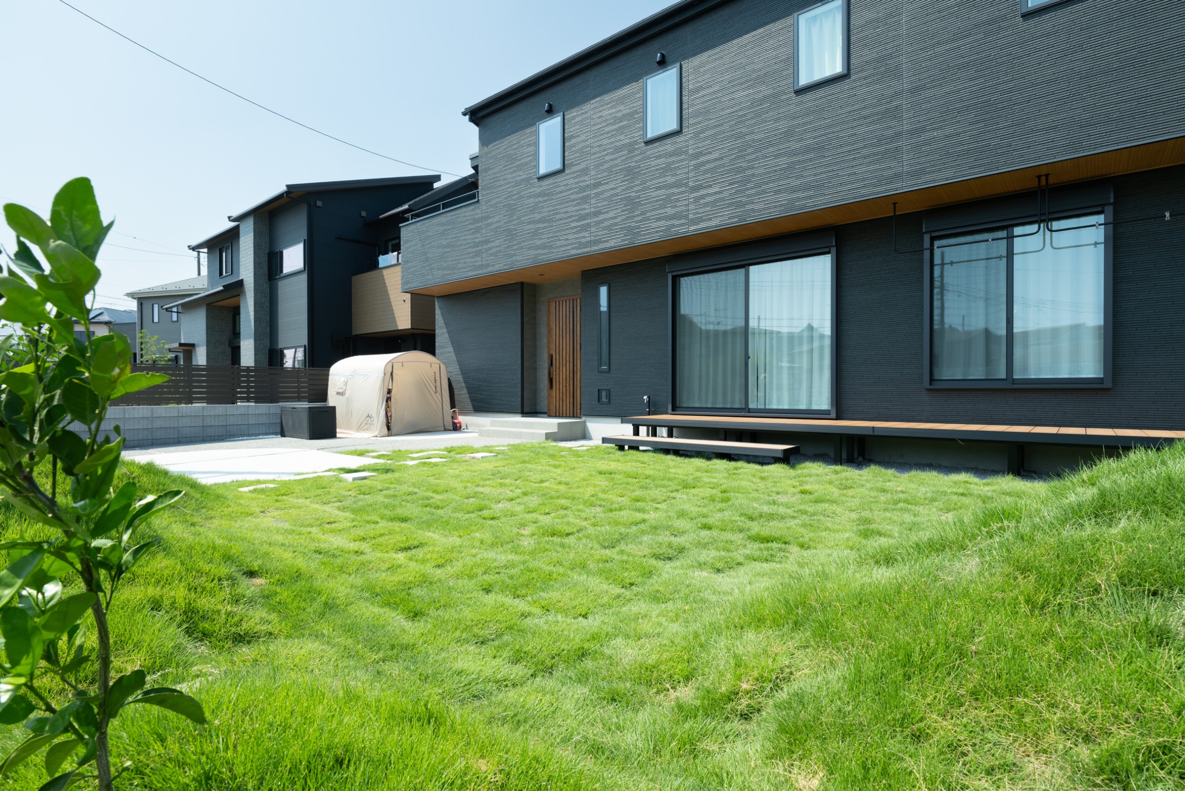 窓の向こうに広がる自然とつながる暮らし