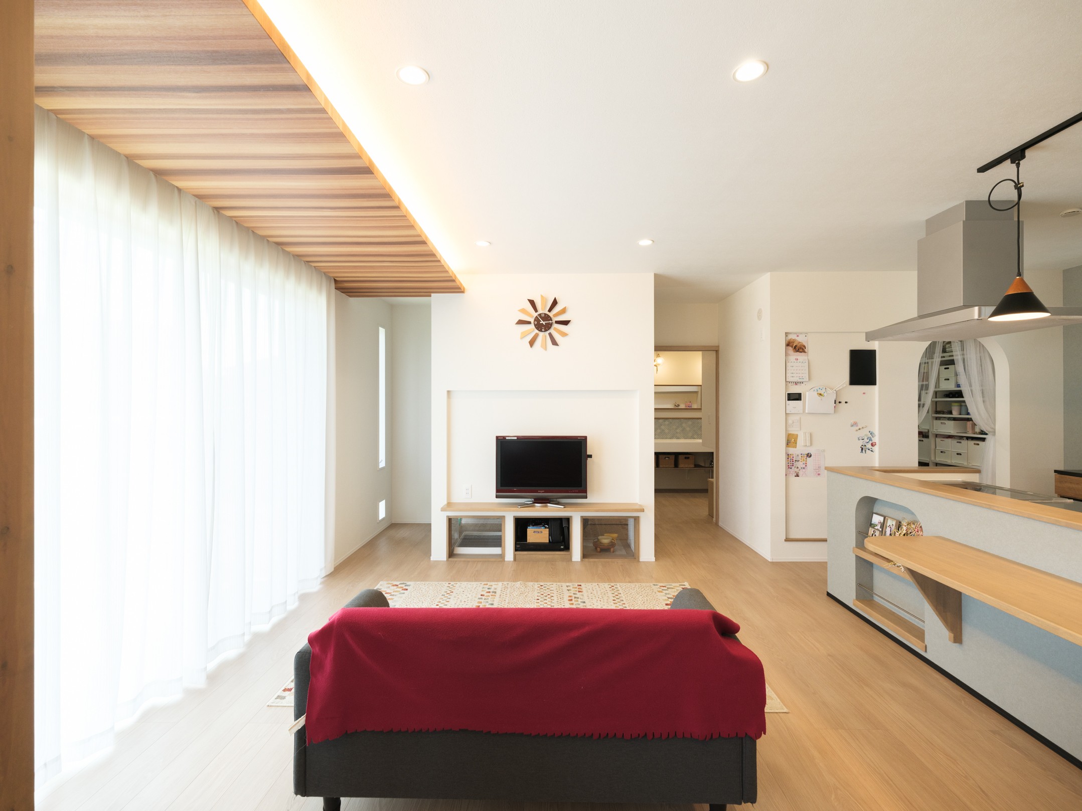 木目と光が織りなす、ぬくもりと奥行きのある空間