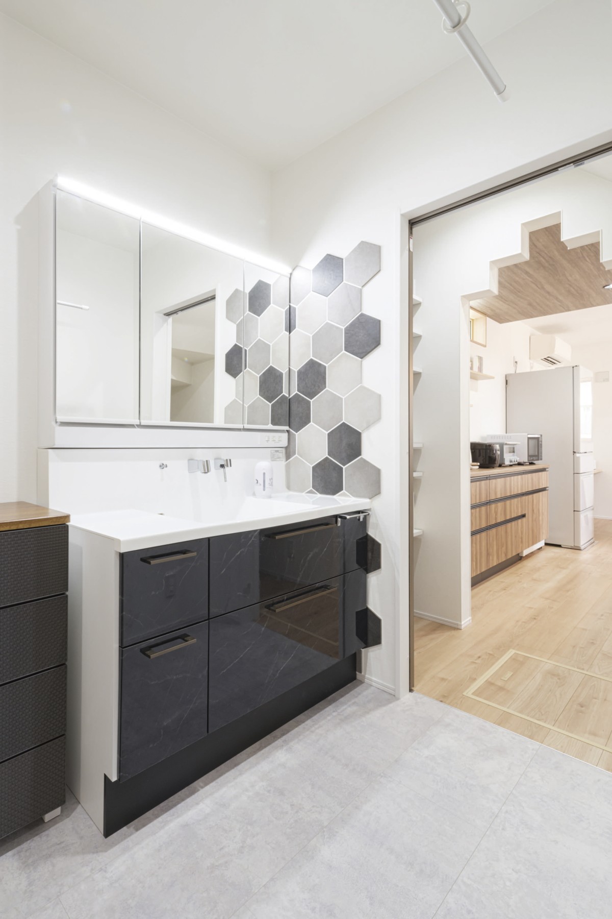 ホテルライクな洗面台と、遊び心溢れるデザイン