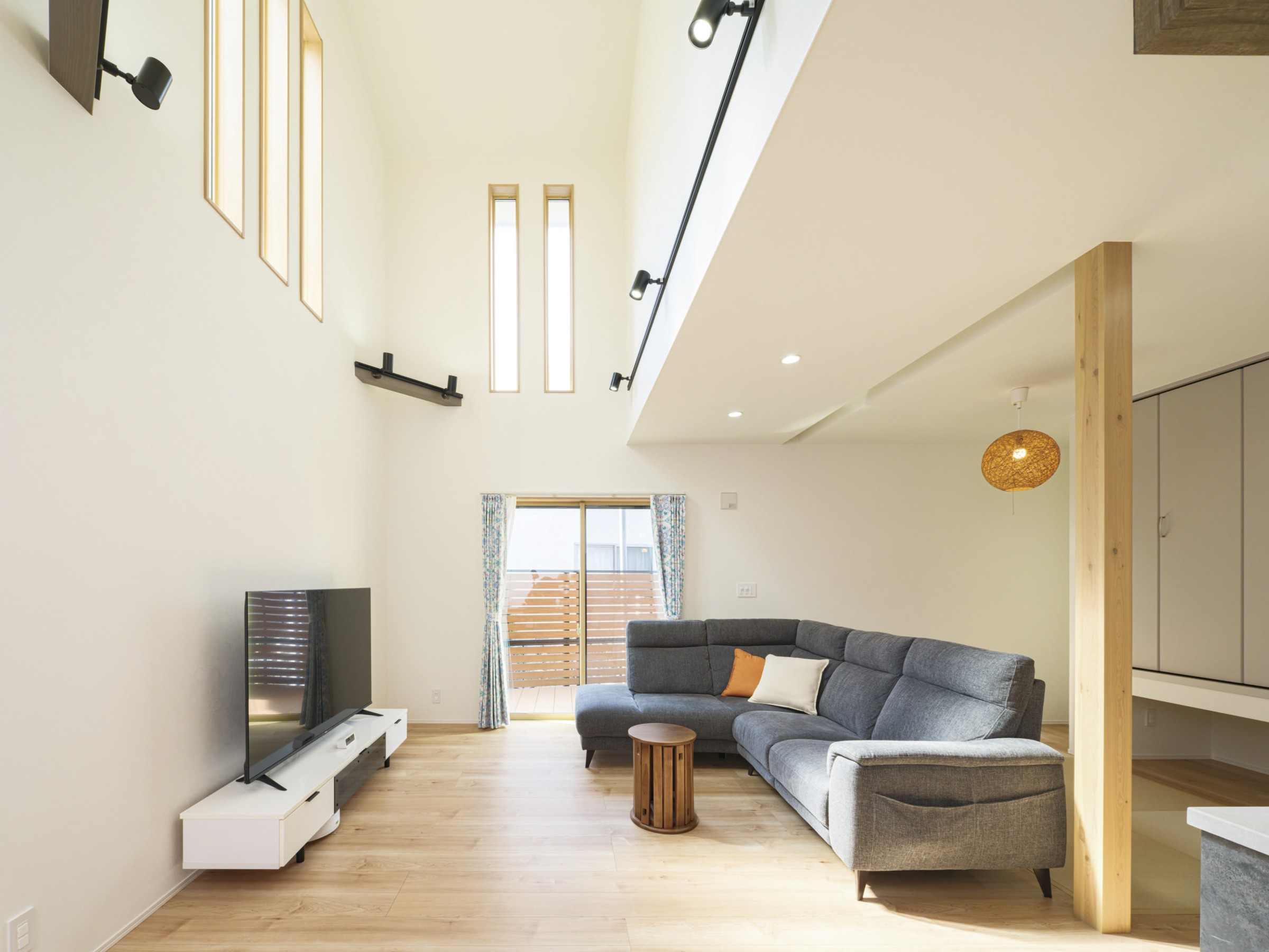 吹き抜けと自然光が心地よい、大人ナチュラルなLDK