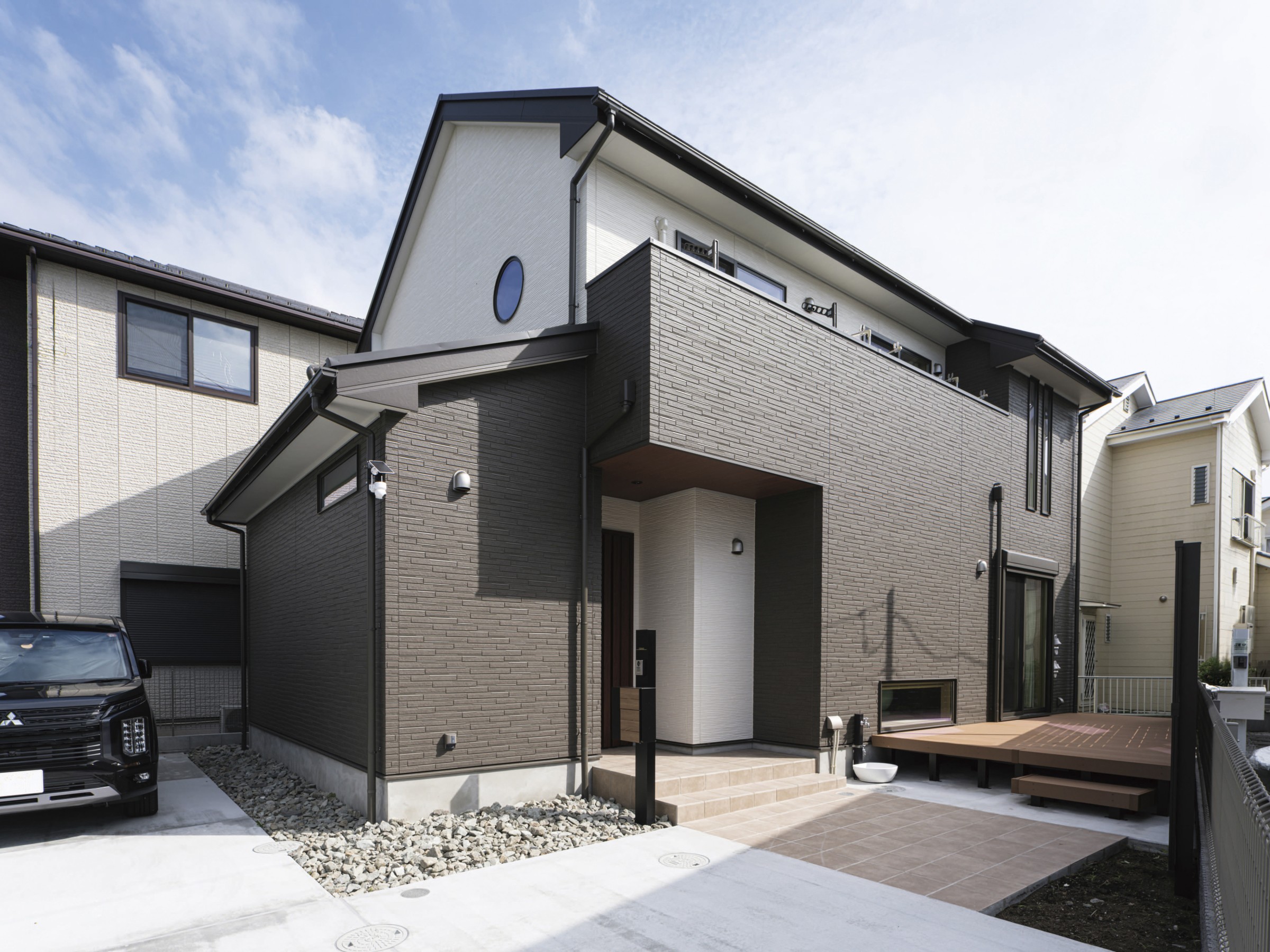 白×ダークセピアのツートンカラーが映える、モダンな外観