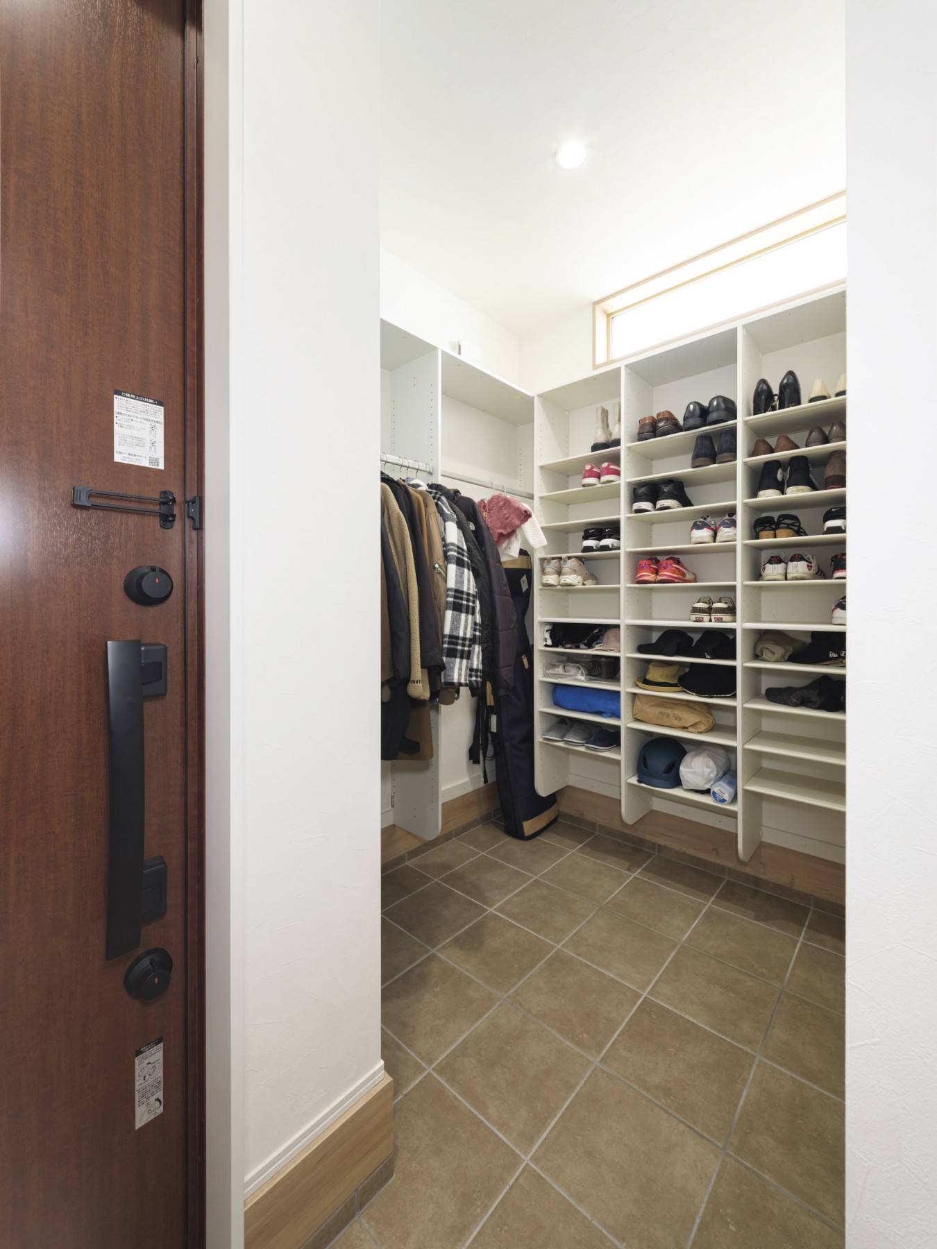 玄関に続く大容量のシューズインクローク