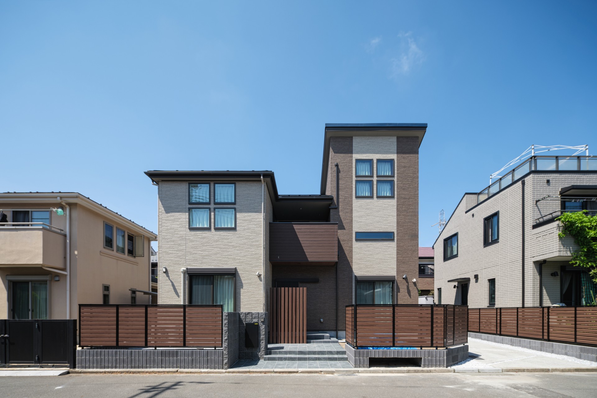 お母様との暮らしも、趣味の楽しみも全部叶えた、シック＆モダンな二世帯の家。