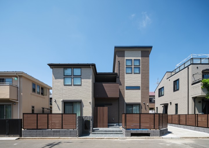 お母様との暮らしも、趣味の楽しみも全部叶えた、シック＆モダンな二世帯の家。