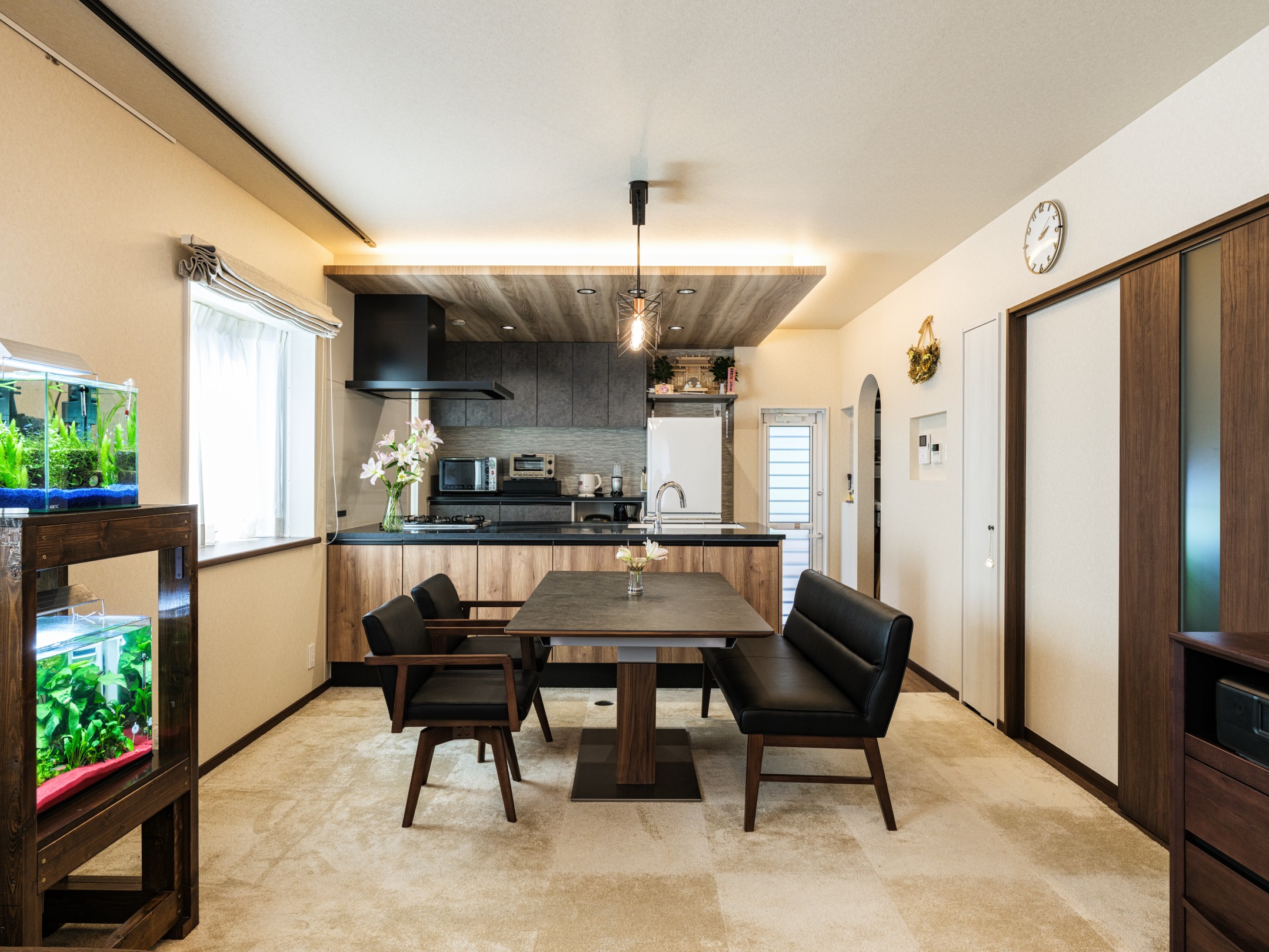 家族もペットも安心して過ごせる、開放的なLDK