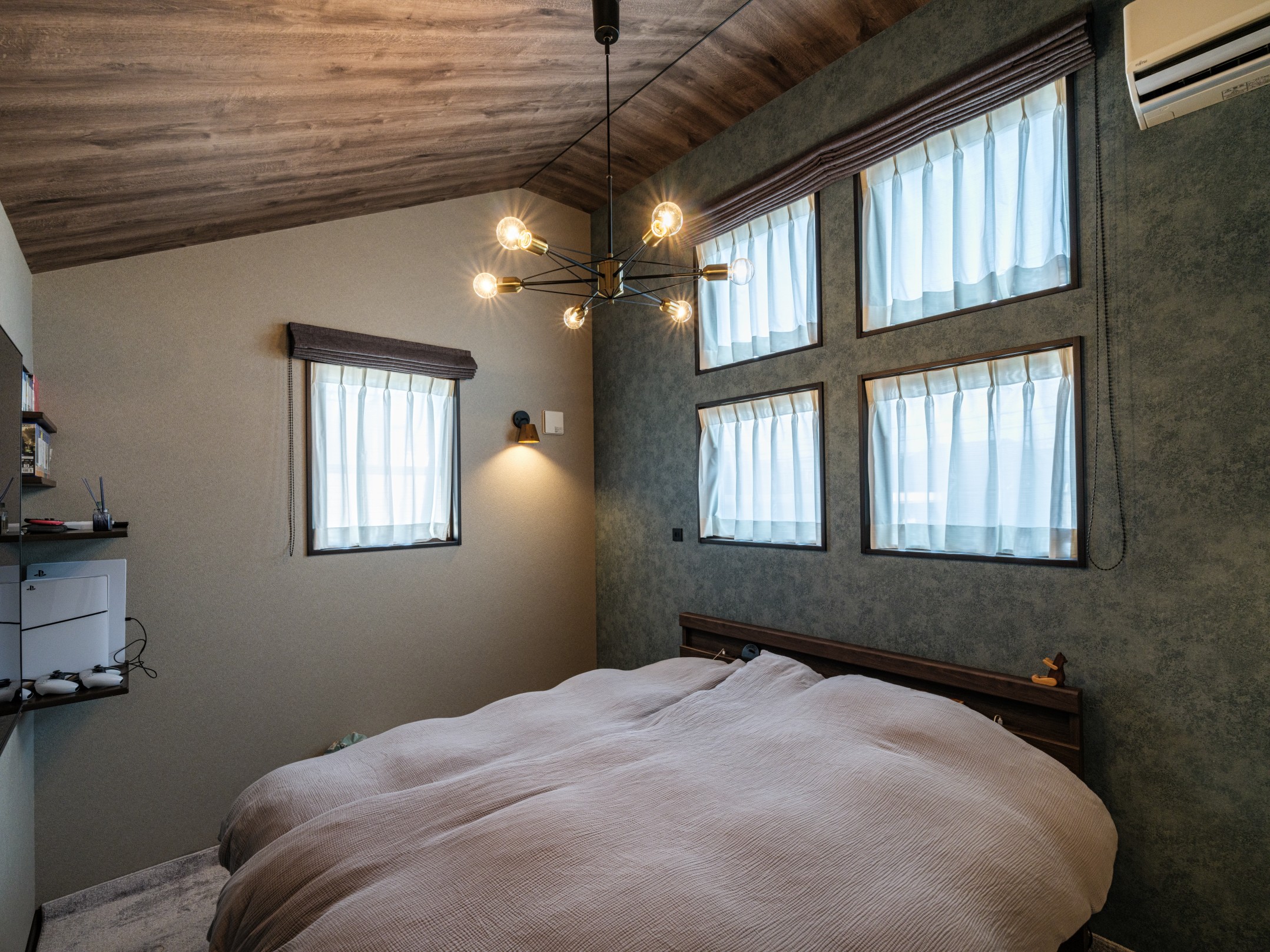 小屋裏収納の上に広がる、子世帯のリラックス空間