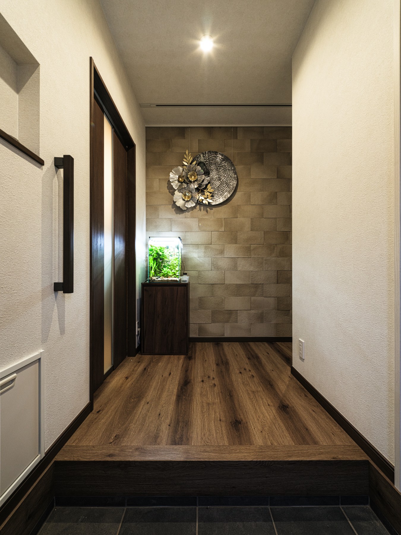 質感タイルとオブジェで彩る、上質な玄関ホール